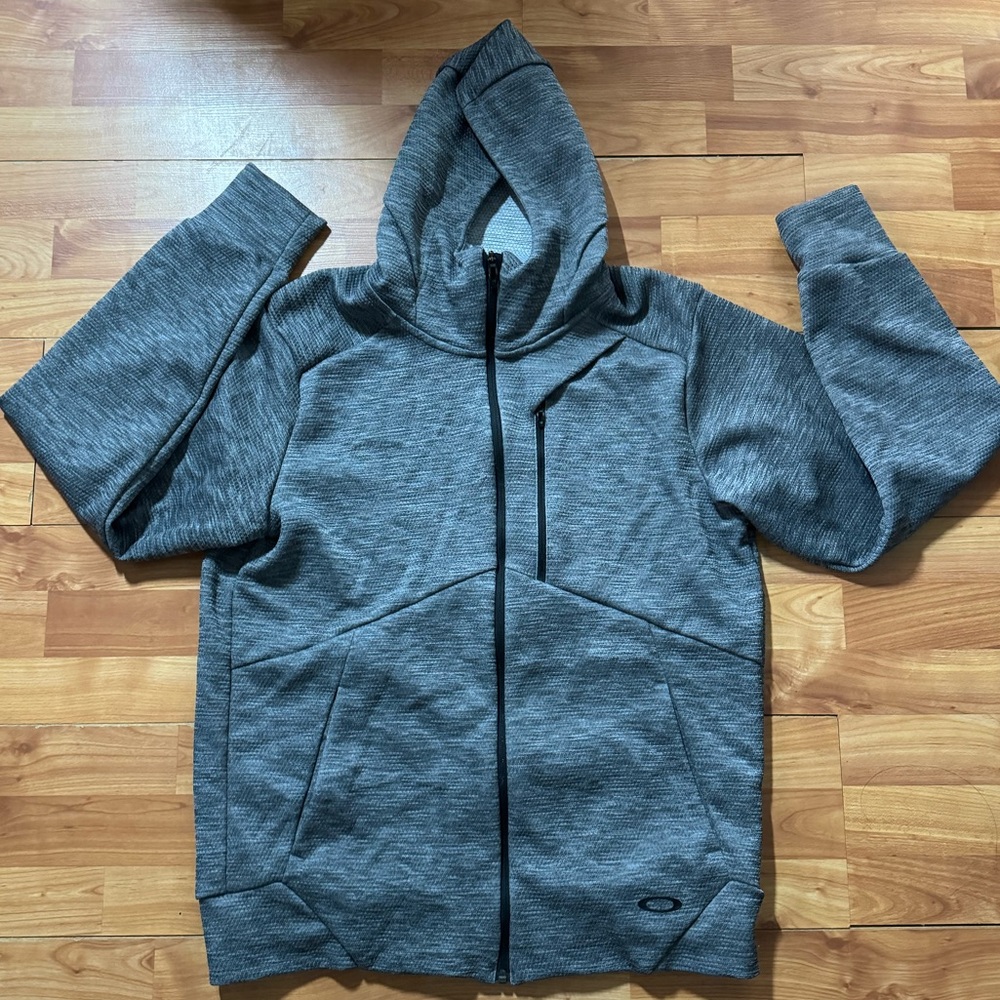 Rarely used, Oakley Performance Fit Jacket, gray, full zip w/ hood